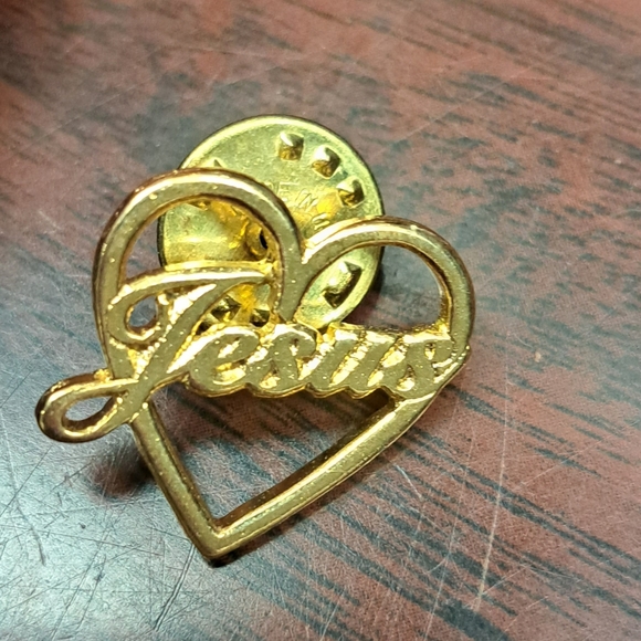 WWJD BRACELET, PIN ALSO A JESUS PIN BEAUTIFUL BRIGHT GOLD TONES - Picture 6 of 6